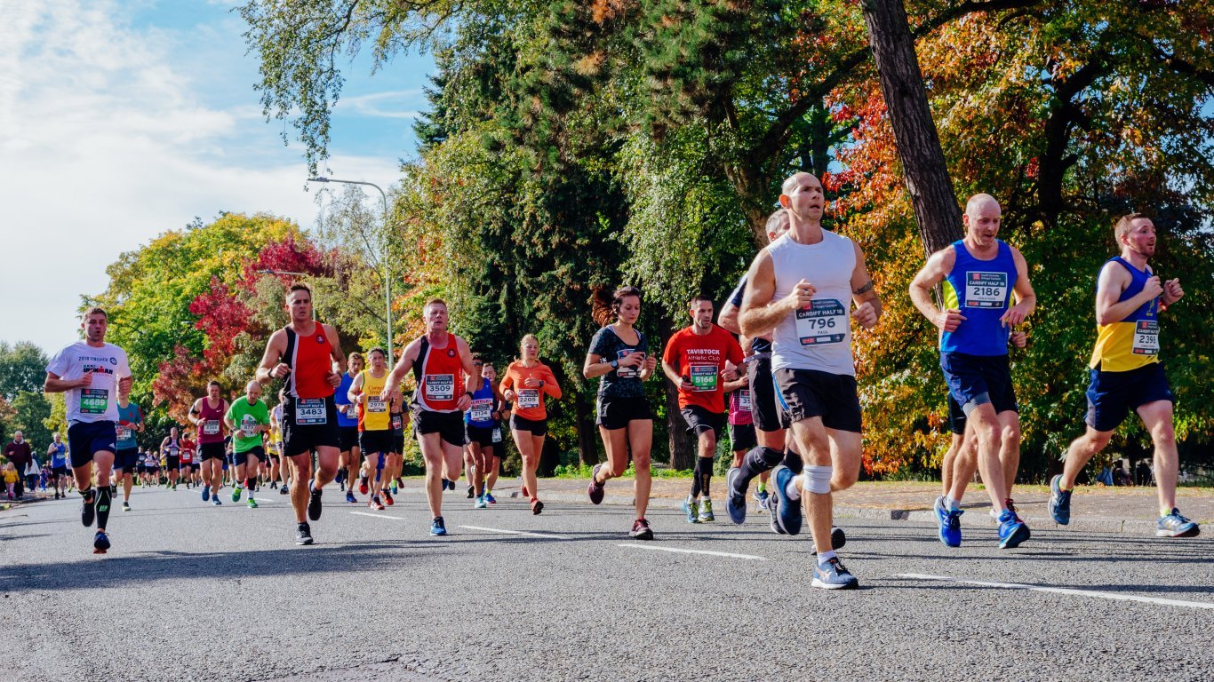 Runners and spectators at Cardiff Half Marathon 2018